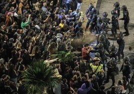 FOTOS: Altercados en la manifestación de Valencia contra la gestión de la DANA