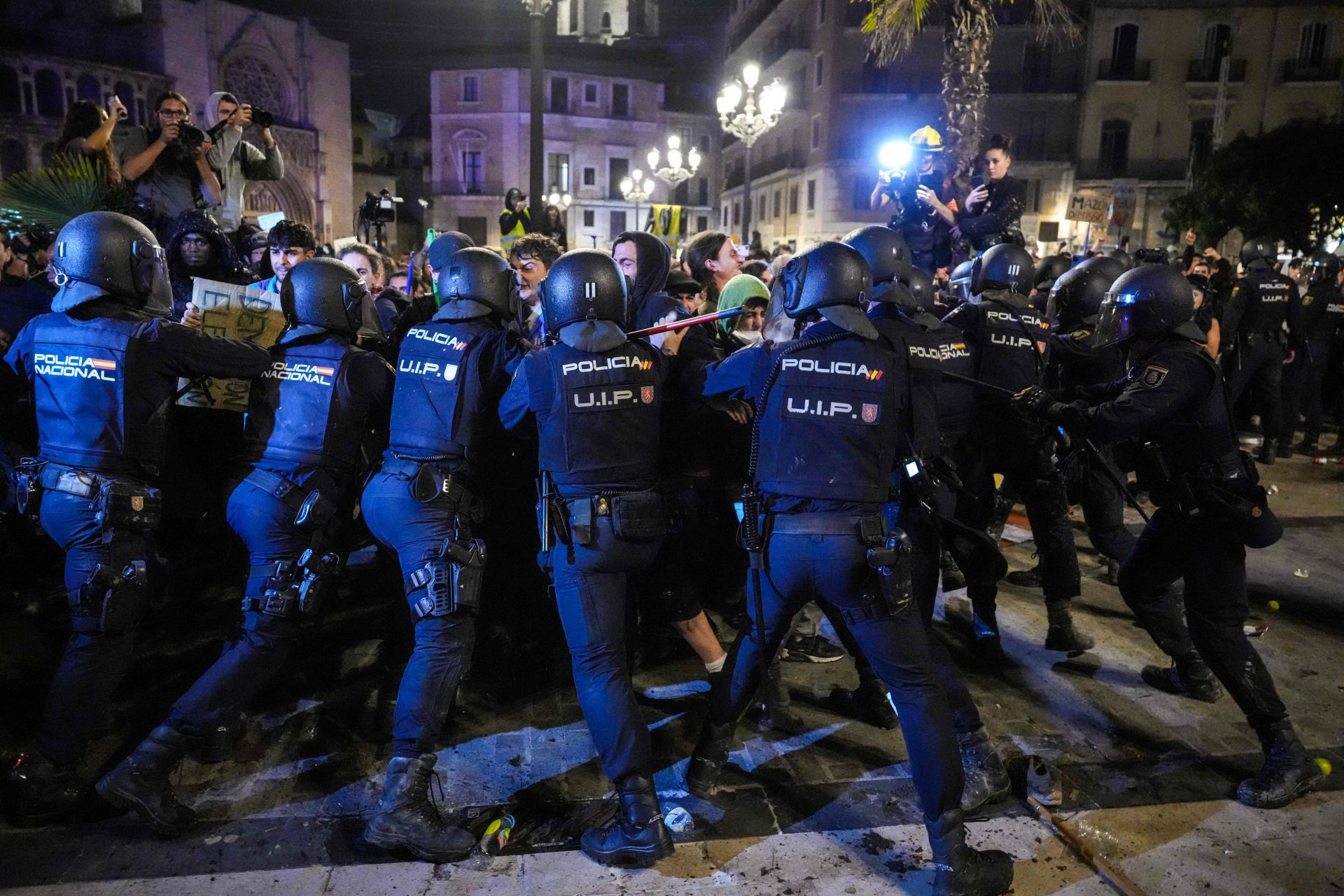 FOTOS: Altercados en la manifestación de Valencia contra la gestión de la DANA