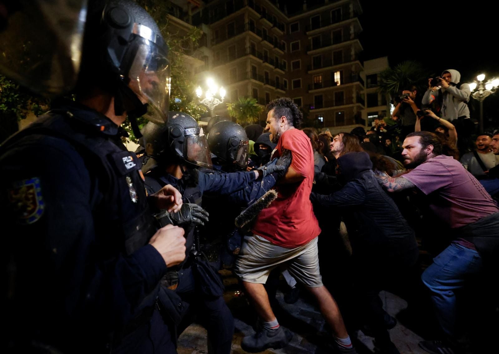 FOTOS: Altercados en la manifestación de Valencia contra la gestión de la DANA