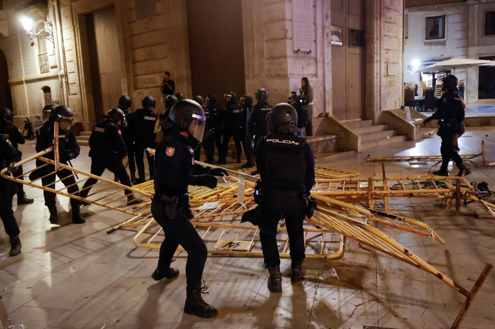 FOTOS: Altercados en la manifestación de Valencia contra la gestión de la DANA