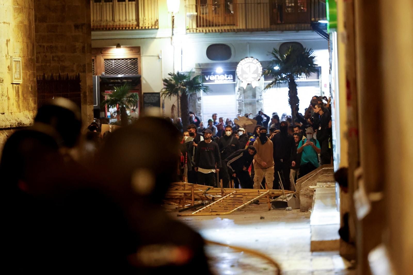 FOTOS: Altercados en la manifestación de Valencia contra la gestión de la DANA