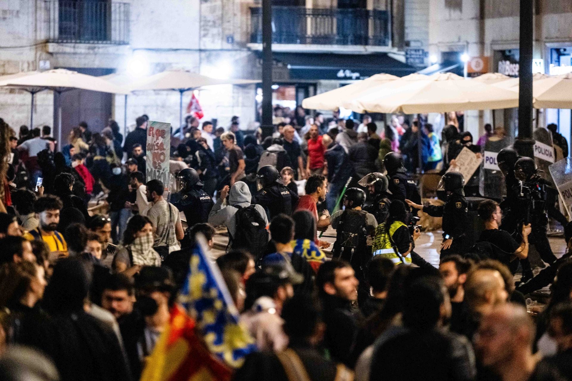 FOTOS: Altercados en la manifestación de Valencia contra la gestión de la DANA