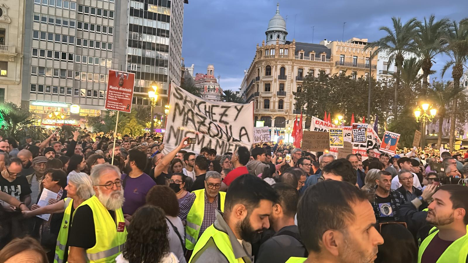 Miles de personas protestan en Valencia contra la gestión política de la DANA