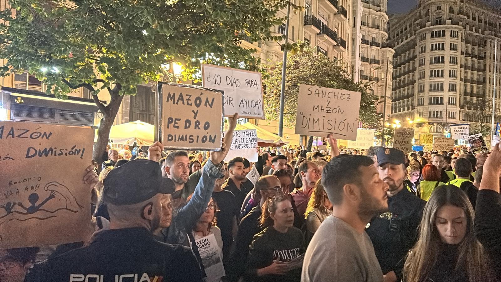 Miles de personas protestan en Valencia contra la gestión política de la DANA