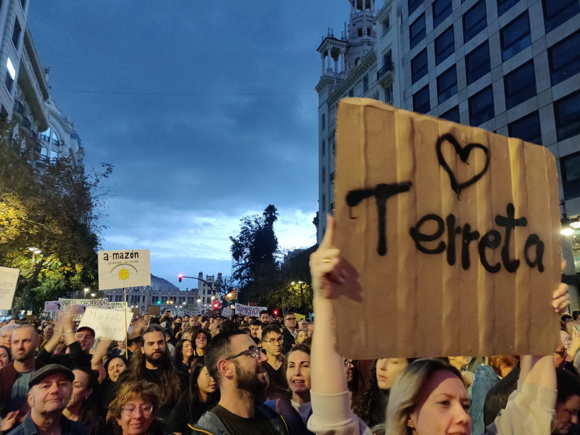 Miles de personas protestan en Valencia contra la gestión política de la DANA