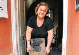 Vicenta, en la puerta de su casa en Catarroja.