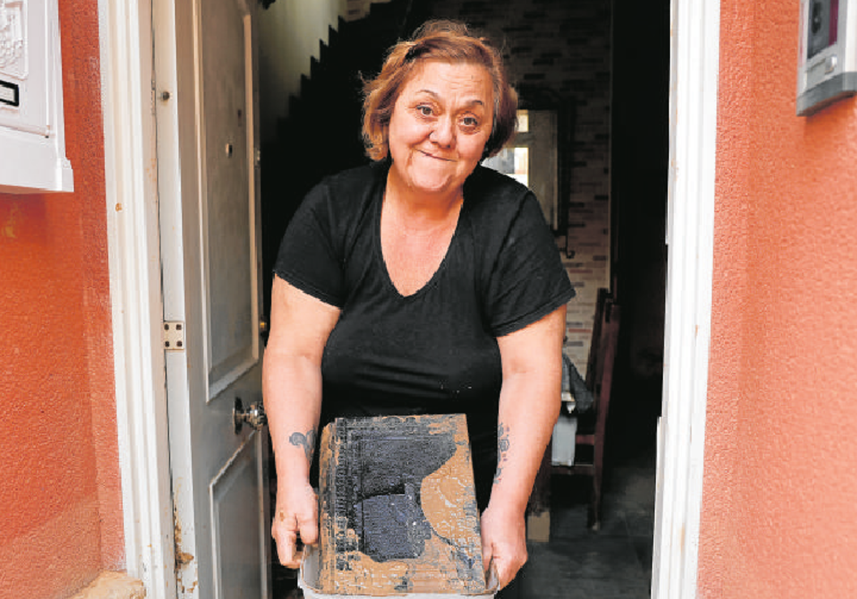 Vicenta, en la puerta de su casa en Catarroja.