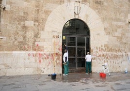 Trabajadores limpian el Palau de la Generalitat tras la manifestación del sábado.