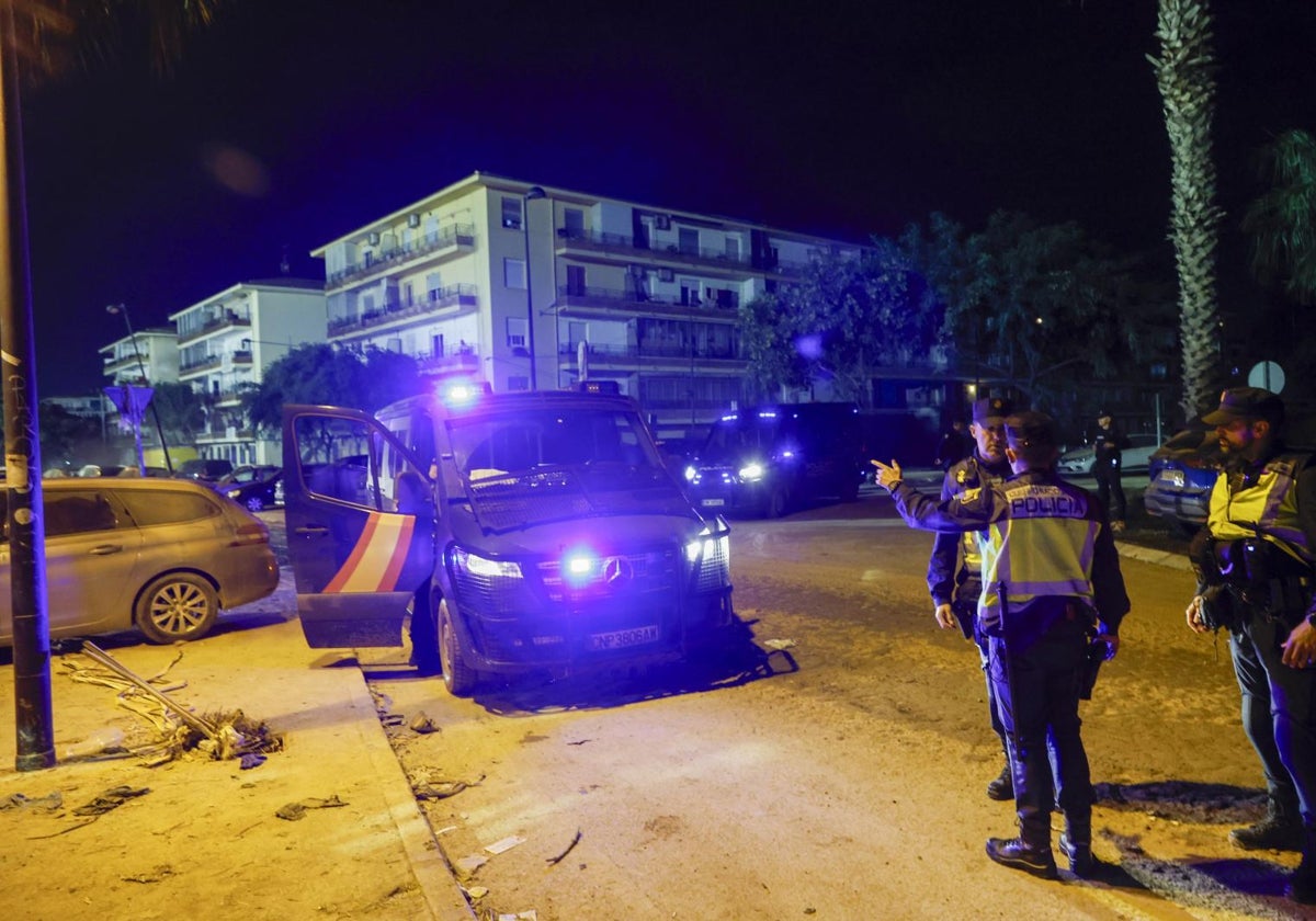 El inspector Luis Nicanor habla con otro policía en un control en Alfafar.