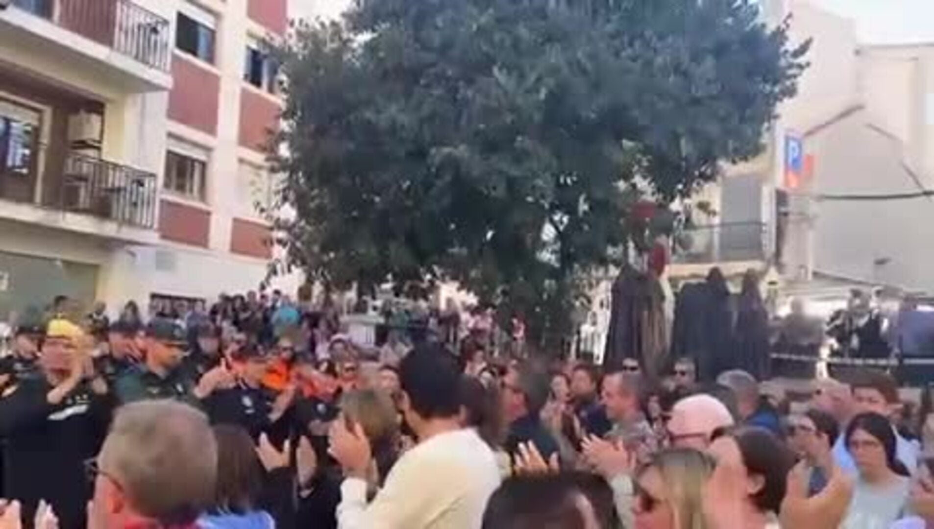 Homenaje en Chiva a las víctimas de la DANA, Ejército, Guardia Civil y bomberos