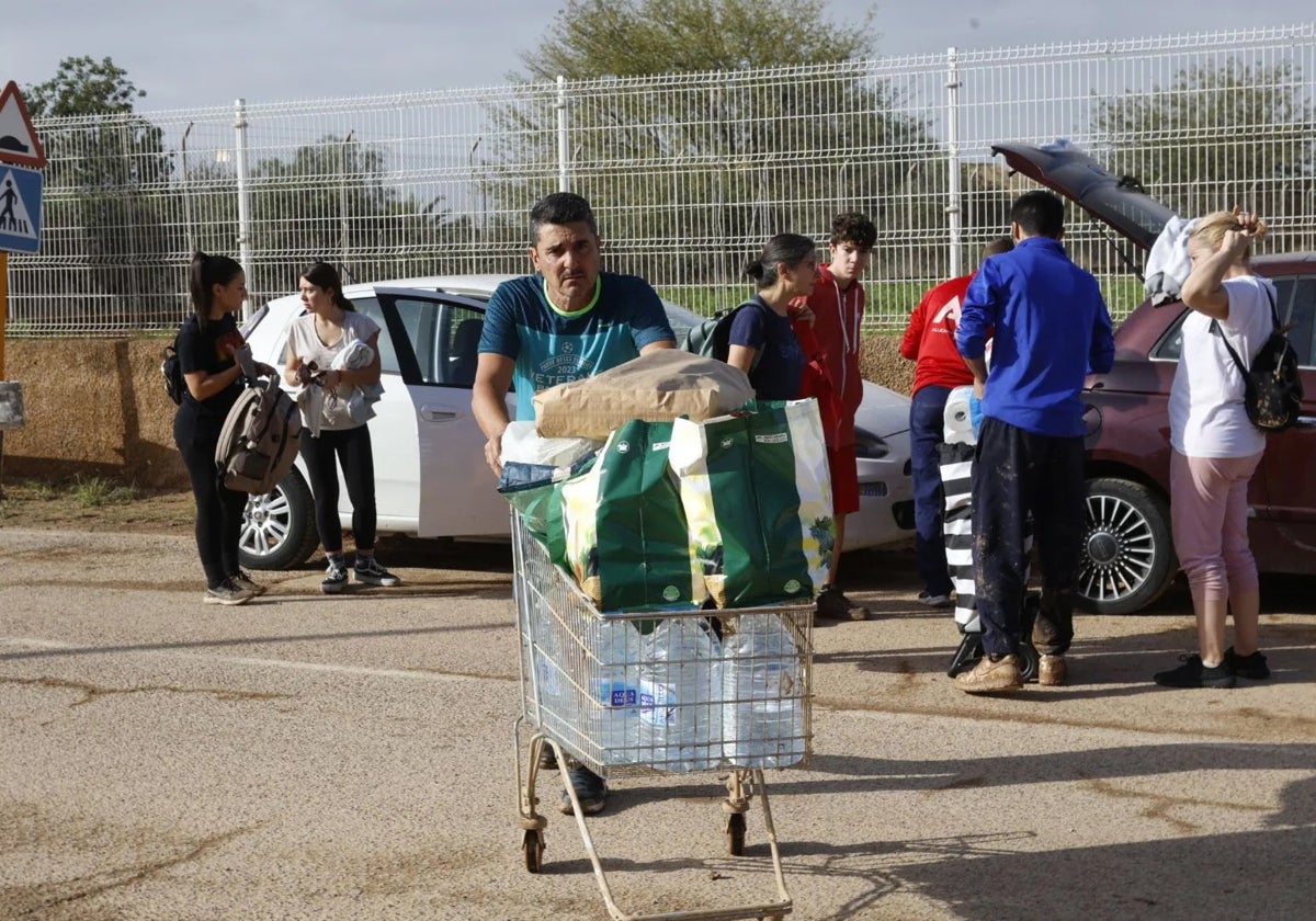 Un hombre carga agua embotellada en uno de los pueblos afectados.