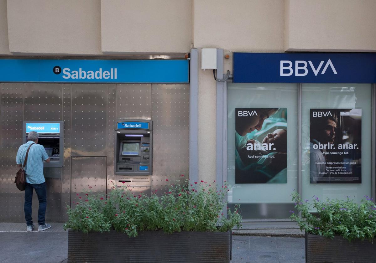 Un cajero de Banco Sabadell junto a otro de BBVA.