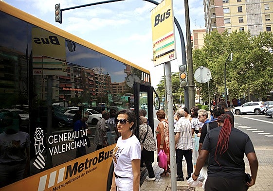 Parada del servicio de Metrobús.