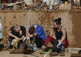 Tres mujeres, sentadas tras limpiar en Catarroja.