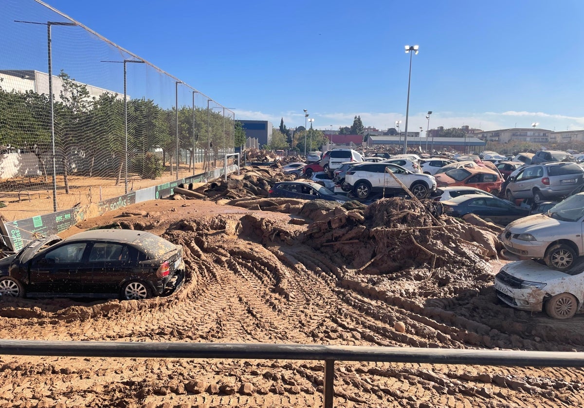 Benetússer, un campo de fútbol convertido en cementerio de coches