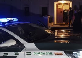 Varios guardias civiles en la puerta del monasterio de Gilet.