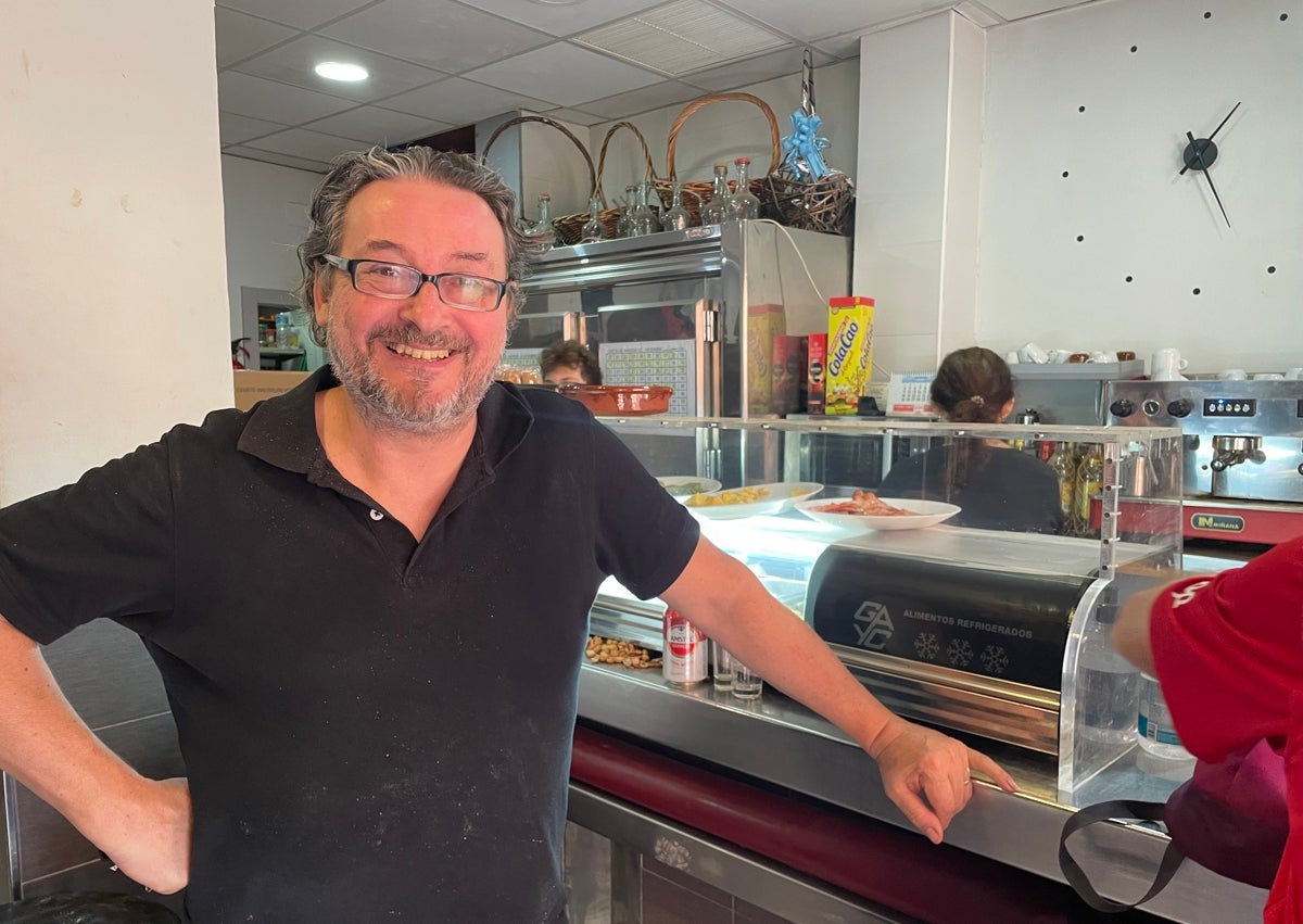 Imagen secundaria 1 - Paco y sus amigos se toman la primera cerveza tras días recogiendo barro; Enrique abrió el bar Rama el sábado 2; y el Mesón La Barraca, otro de los recintos abiertos en Benetússer.