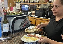 Laura se dispone a servir almuerzos... ya sin pan porque se le había acabado ante la elevada demanda.