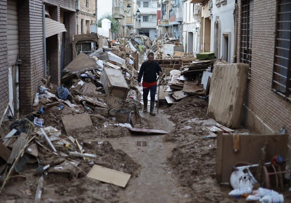 Estado de una calle de Paiporta tras la DANA.