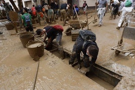 Trabajos de limpieza en las alcantarillas de Paiporta