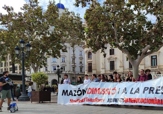 Manifestantes este martes ante el Ayuntamiento de Valencia.