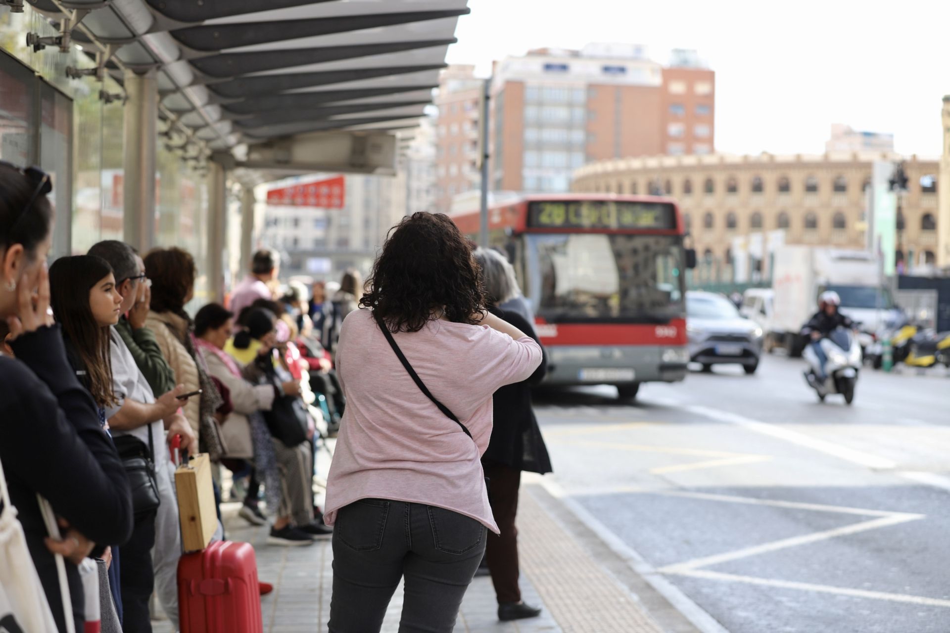 El colapso en el transporte de Valencia tras la DANA, en imágenes