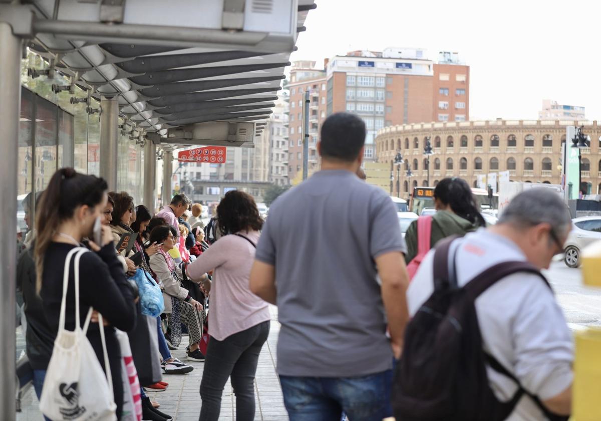 El colapso en el transporte de Valencia tras la DANA, en imágenes