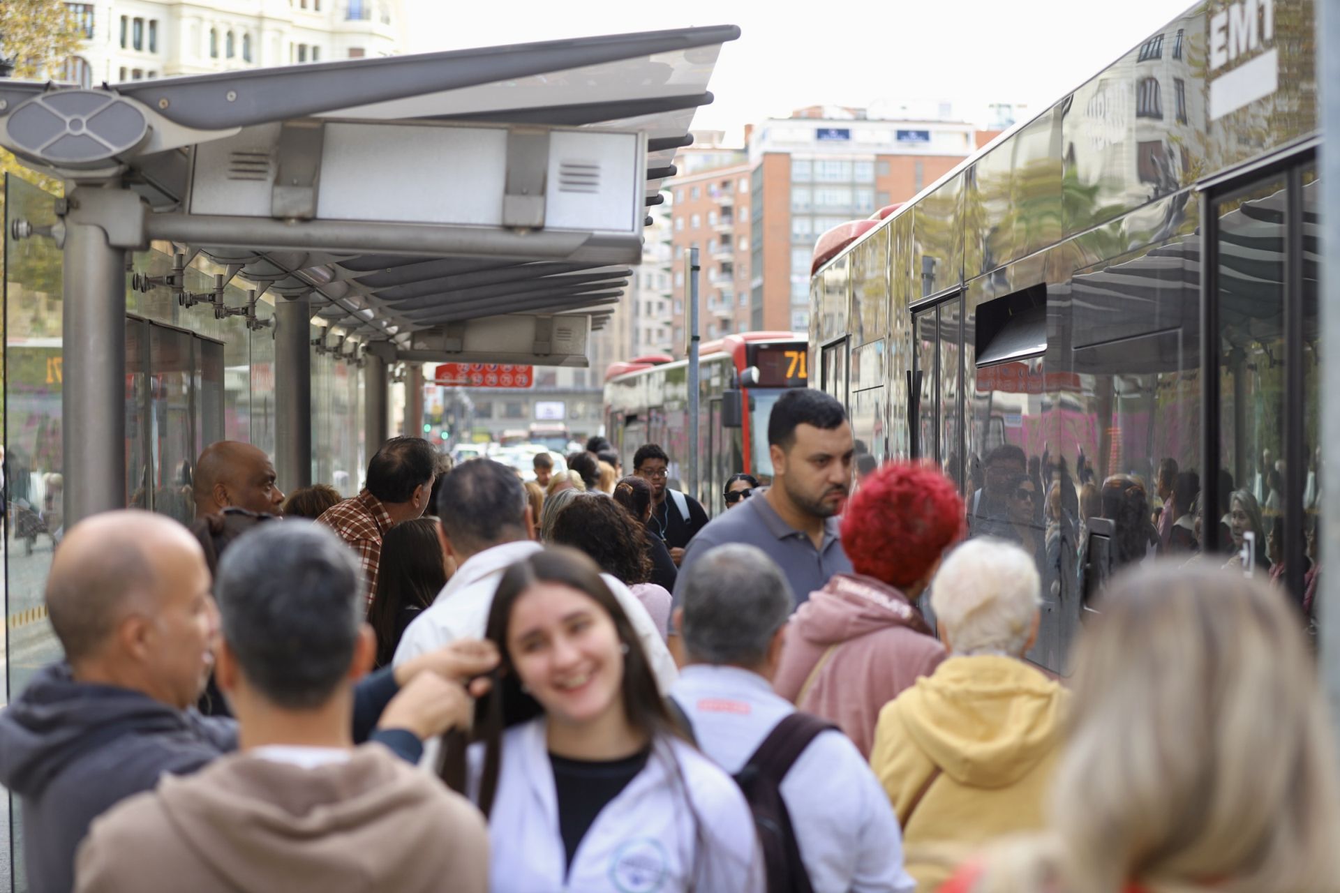 El colapso en el transporte de Valencia tras la DANA, en imágenes