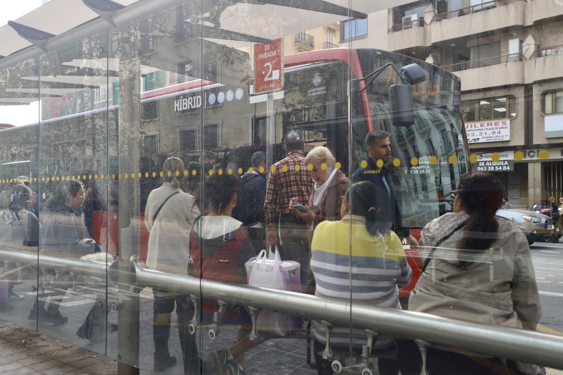 El colapso en el transporte de Valencia tras la DANA, en imágenes