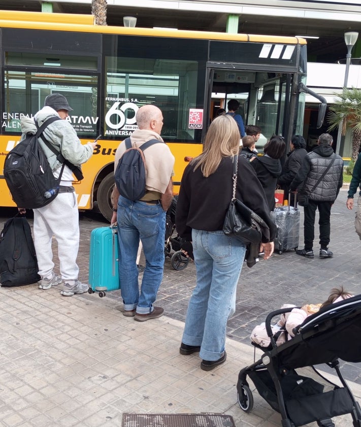 Imagen secundaria 2 - Arriba, la cinta que impide el paso a la boca de metro. Los taxis, una de las alterativas al autobús.