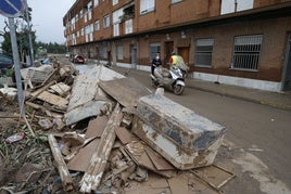 Una de las calles de Guadassuar, unos días después de la DANA.