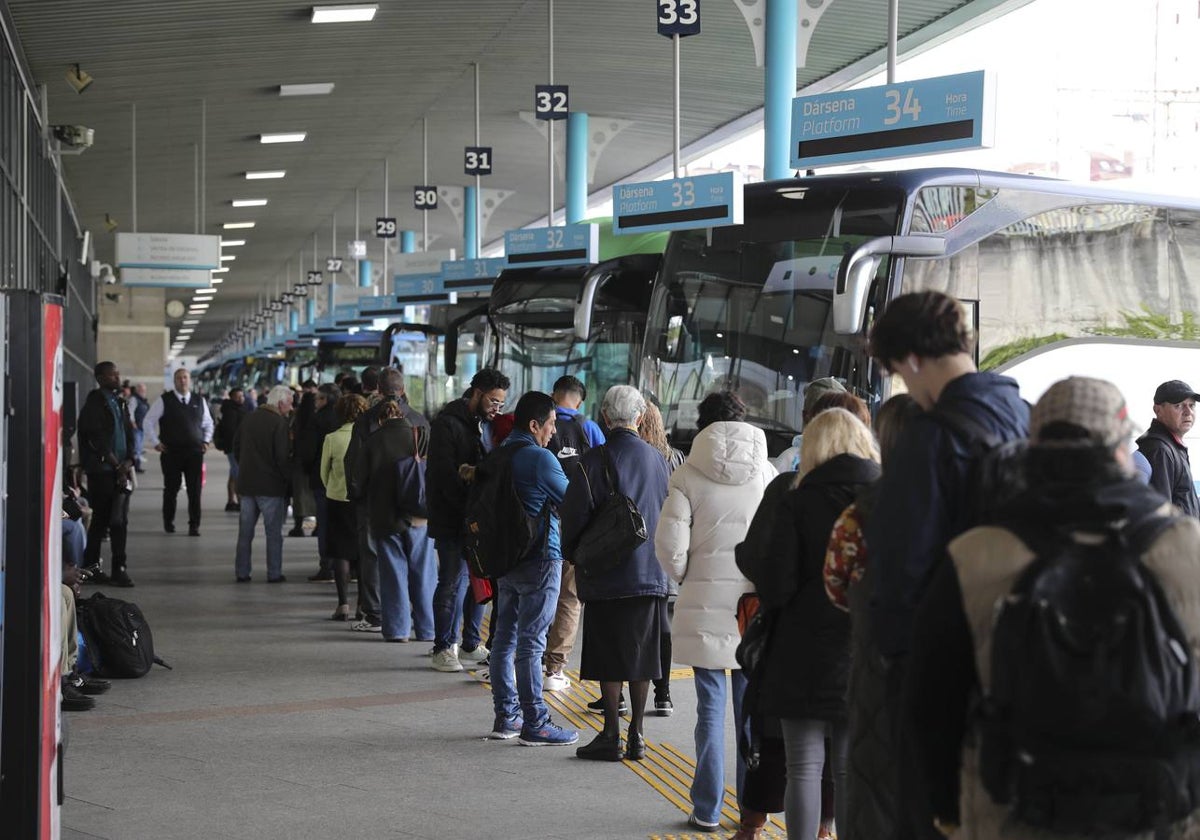 Colas de pasajeros durante una de las protestas en España.