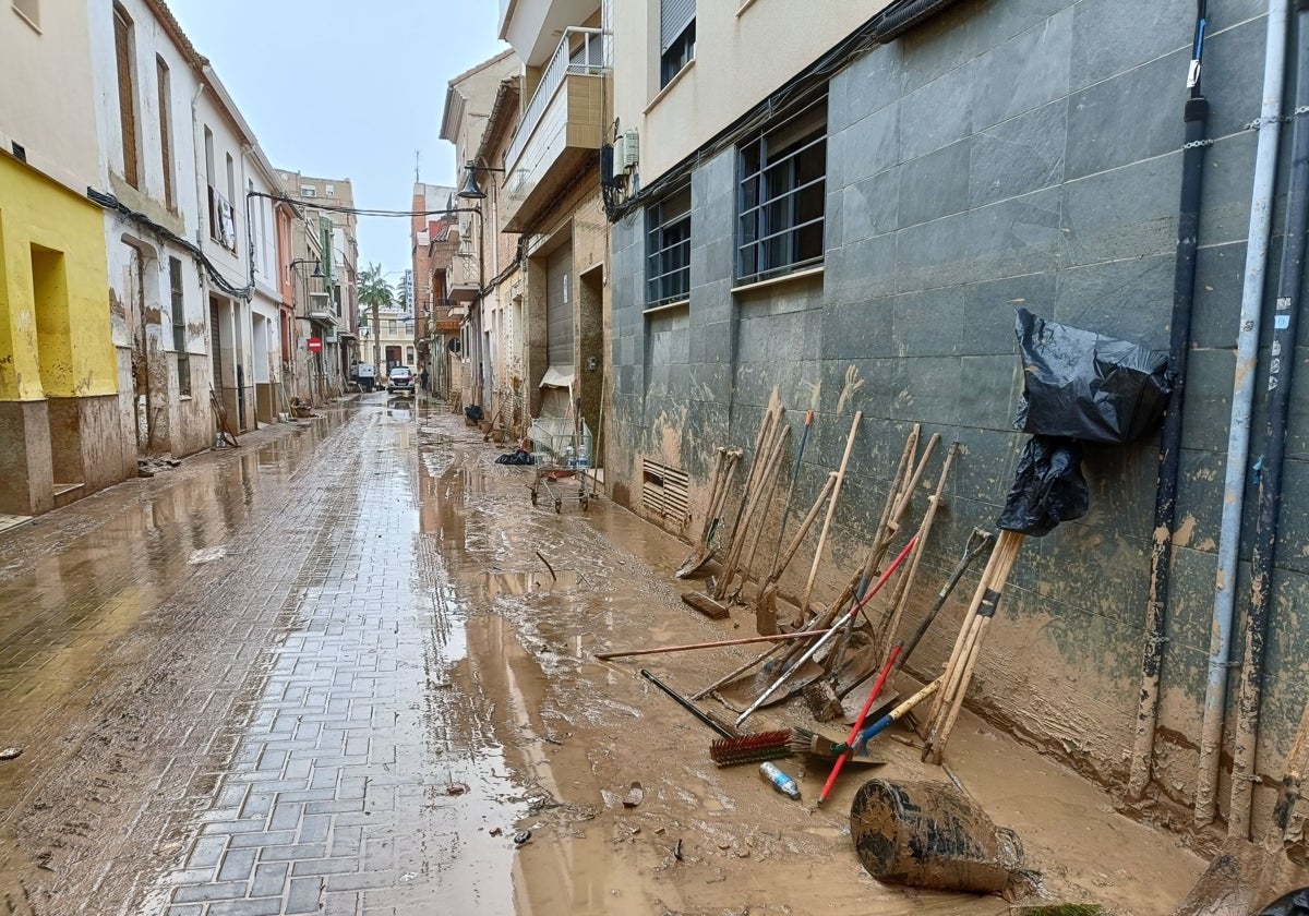 Palas y rastrillos descansa en una calle desierta de Catarroja.