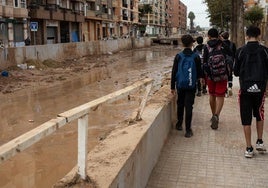 Escolares caminan por una calle de Aldaia.