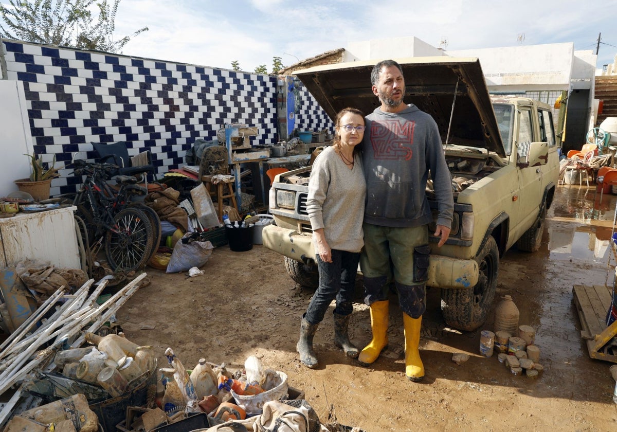 Laura y Alejandro, en el patio de su casa, donde el agua alcanzó los dos metros de altura.