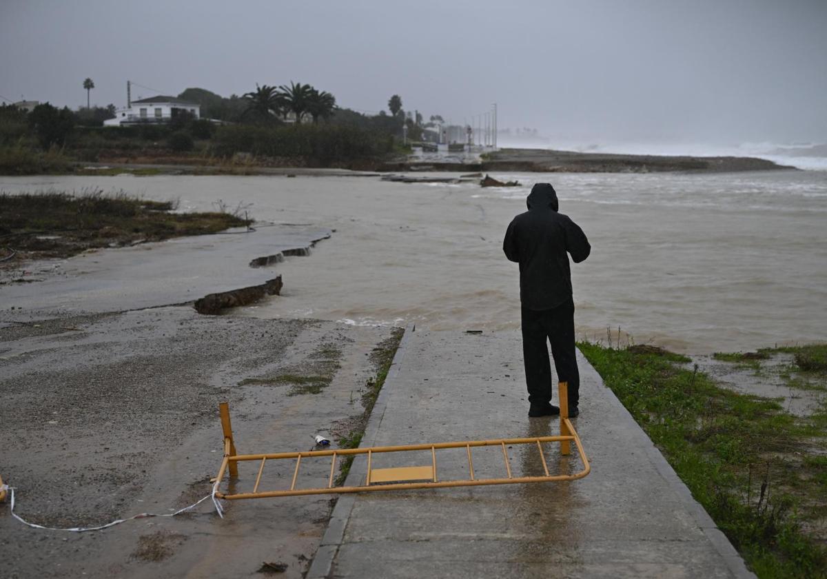 Un hombre observa el mar en Benicaló.