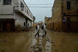 Voluntarios por el barro de un municipio afectado por la DANA.