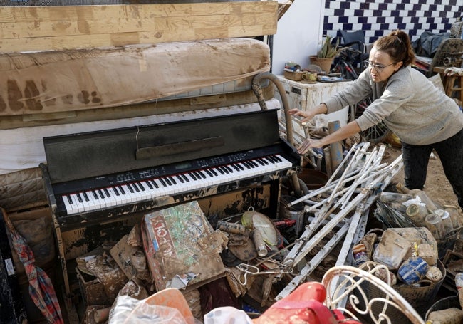 Laura muestra el piano de su hijo.