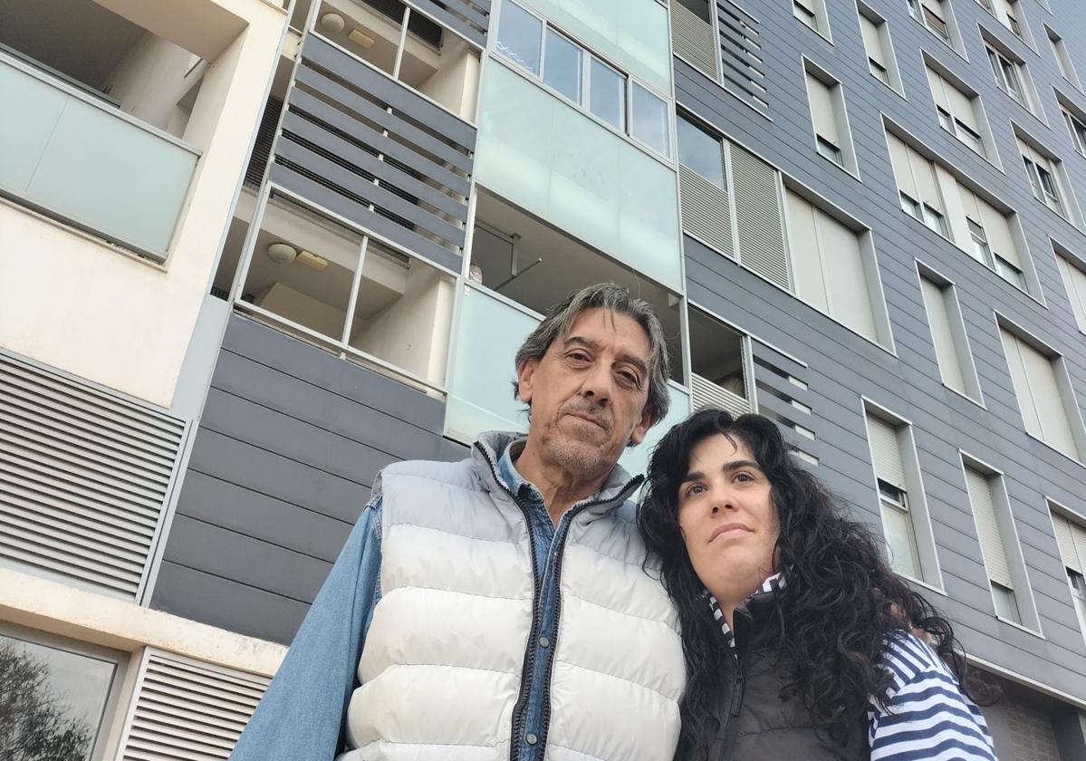 Alfonso y Leticia, frente a su edificio, mientras su coche está sepultado por barro.