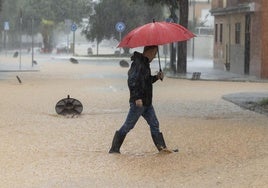 Un hombre se refugia de la lluvia en una imagen de archivo.