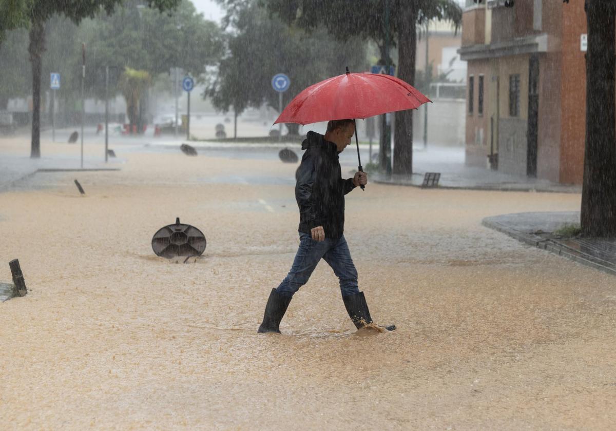 Un hombre se refugia de la lluvia en una imagen de archivo.