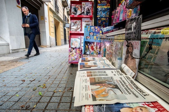 Ejemplares de LAS PROVINCIAS en un quiosco el jueves 14 de noviembre.