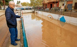 Un hombre observa un tunel completamente anegado este jueves en Aldaia.