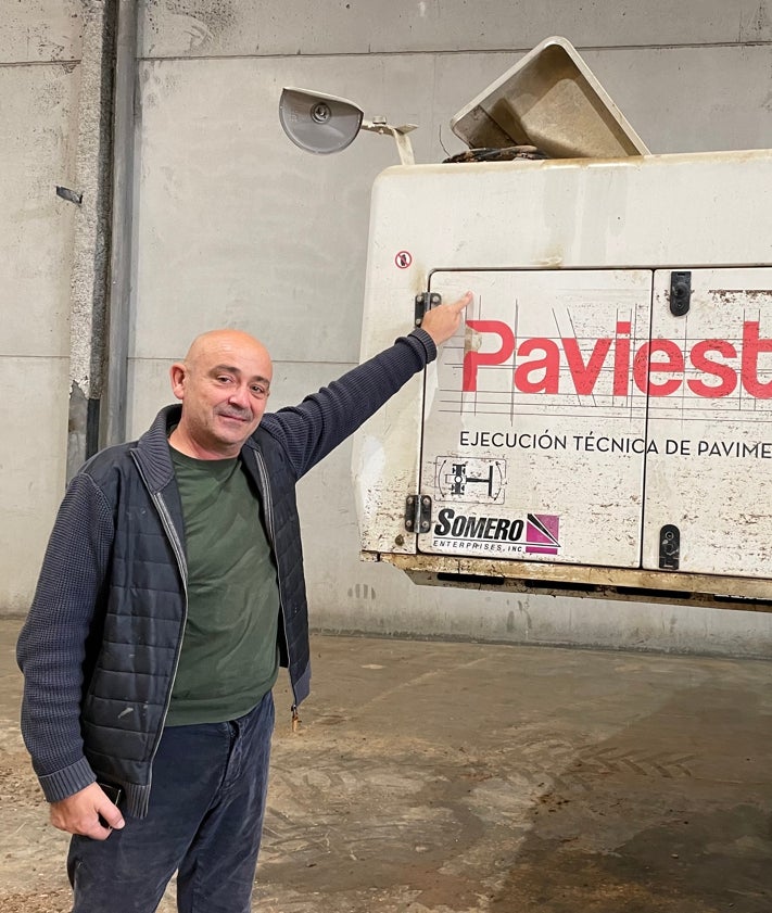 Imagen secundaria 2 - El Pozalet siempre genera problemas ante lluvias fuertes; una caseta de luz desplazada en la DANA; y Alfonso muestra dónde llegó el agua en la máquina a la que se subió para salvar la vida.