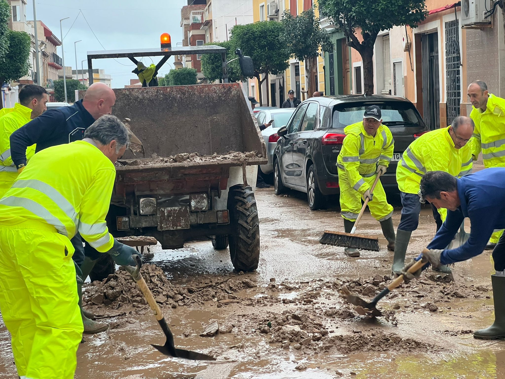 Imagen secundaria 1 - Las fuertes lluvias provocan acumulación de piedra en calles de Cullera y el desplome de parte de la muralla del Castillo