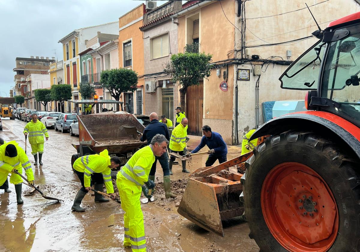 Estado de una de las calles de Cullera este jueves.