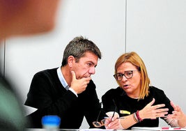 Carlos Mazón conversa con Pilar Bernabé.