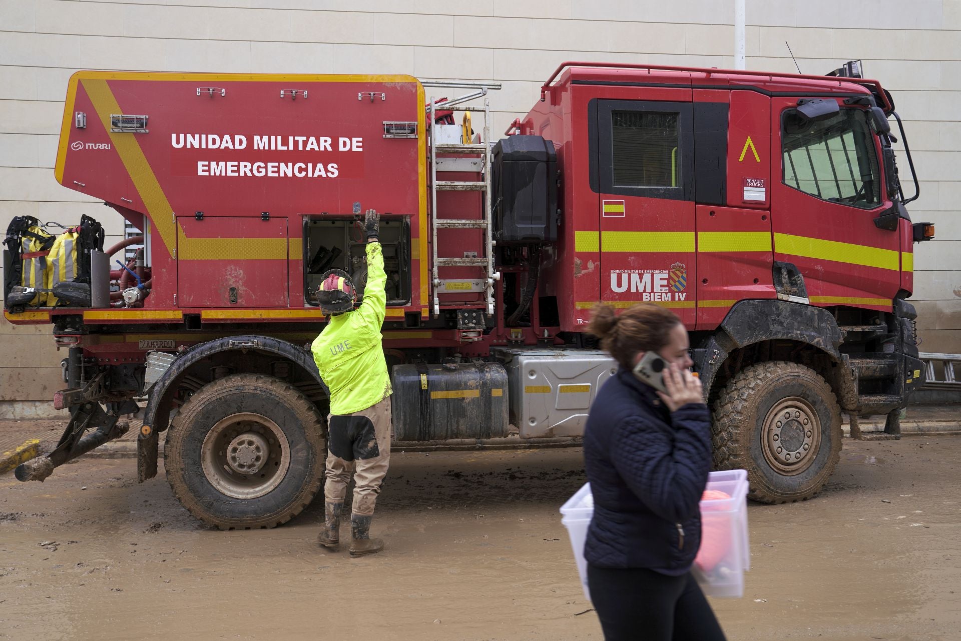 FOTOS | Palada a palada, la UME contra el barro