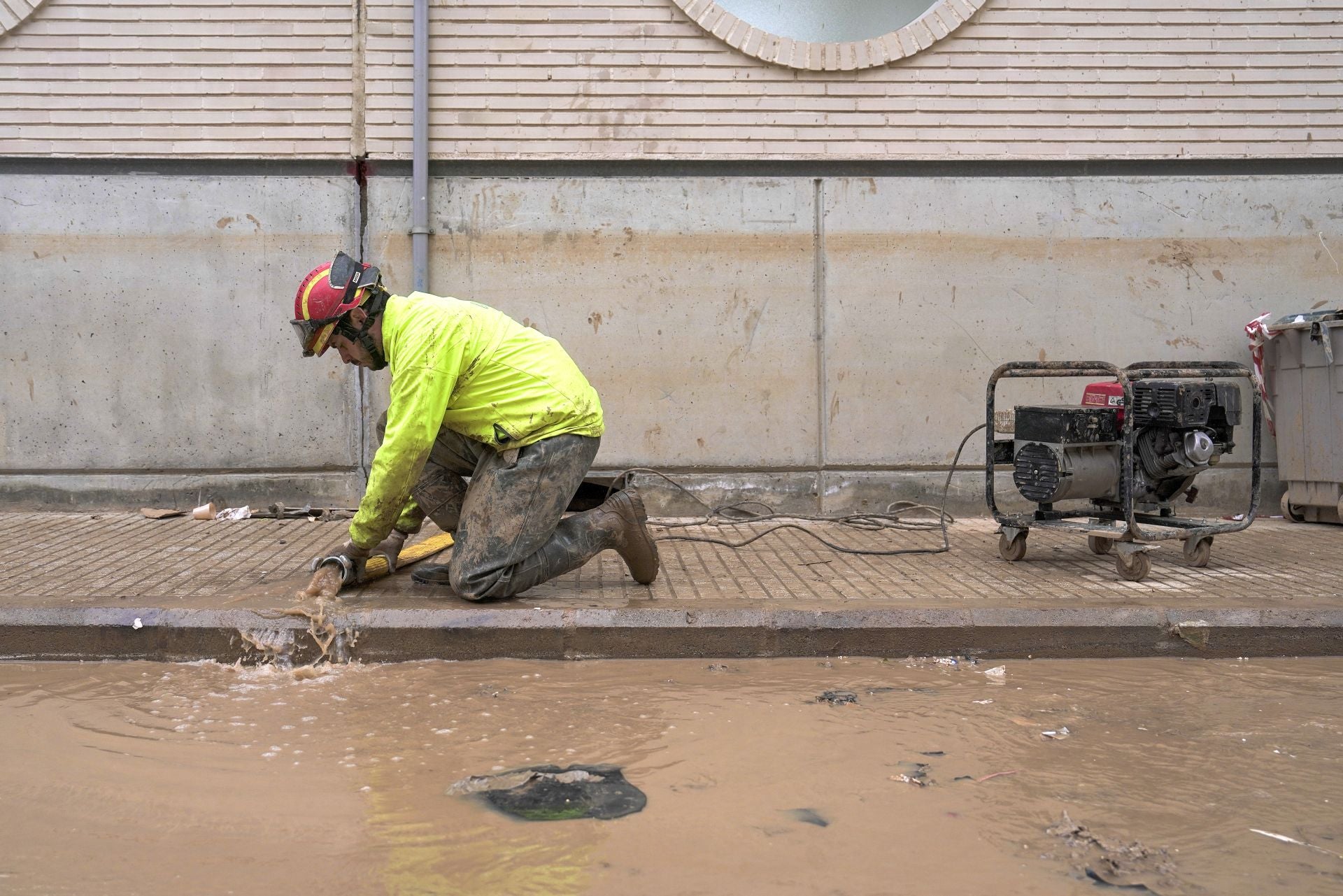 FOTOS | Palada a palada, la UME contra el barro