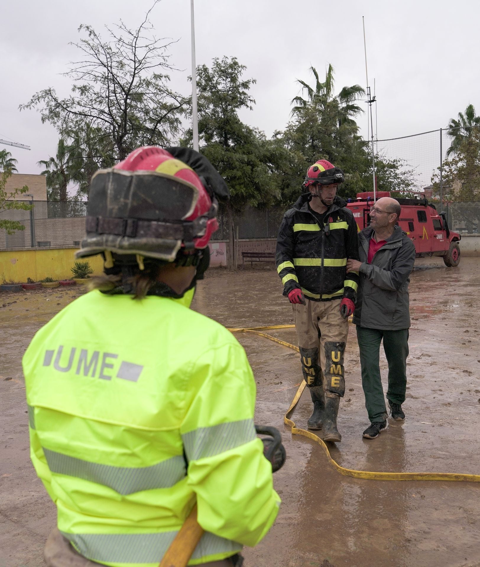 FOTOS | Palada a palada, la UME contra el barro